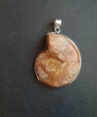 Colgante elaborado con una auténtica amonita
