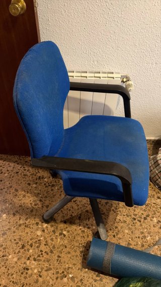 Silla de escritorio azul gastada
