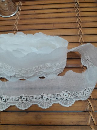 Puntilla Tira Bordada Blanca