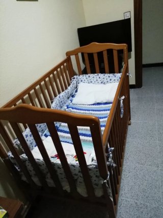 Cuna de madera para bebé