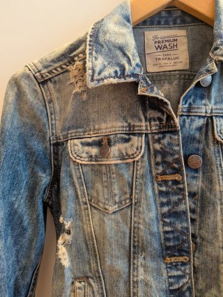 Cazadora vaquera Zara desgastada Talla S
