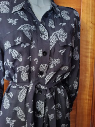 Vestido estampado paisley negro. Talla 48