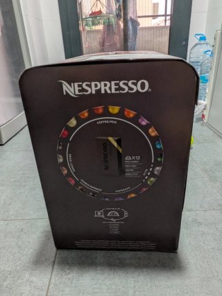 Cafetera Roja Nespresso Vertuo Plus DeLonghi
