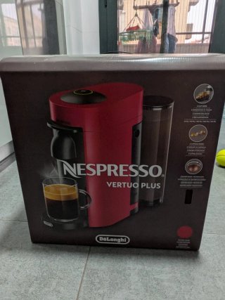 Cafetera Roja Nespresso Vertuo Plus DeLonghi