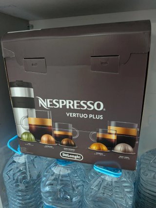 Cafetera Roja Nespresso Vertuo Plus DeLonghi