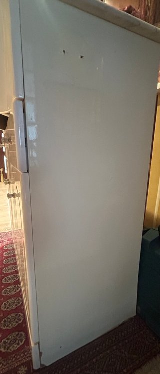 Mueble de baño con lavabo y grifo
