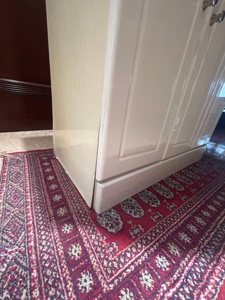 Mueble de baño con lavabo y grifo