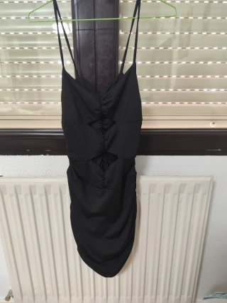 Vestido negro ajustado con tirantes