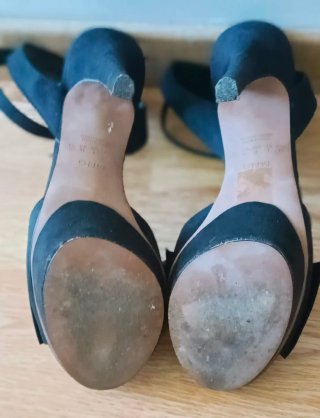 Tacones negros de plataforma con lazo