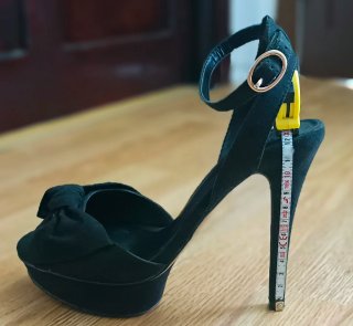 Tacones negros de plataforma con lazo