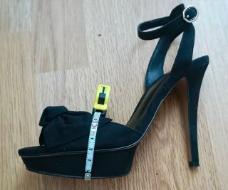 Tacones negros de plataforma con lazo
