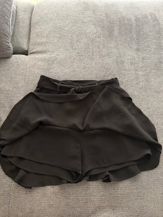 Falda pantalón negra con cinturón Stradivarius S