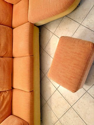 Divano angolare con pouf arancione