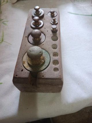 Antiguo juego de pesas de balanza