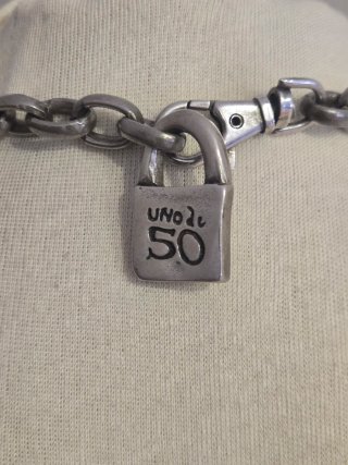 Collar Uno de 50 Símbolo Ohm y Gemas Naranja