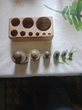 Antiguo juego de pesas de balanza
