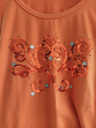 Camiseta naranja con pedrería