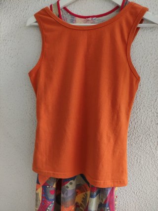 Camiseta naranja con pedrería