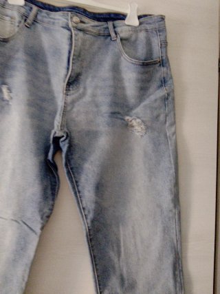 Jeans dritti strappati