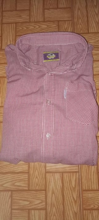 Camisa de cuadros roja y blanca