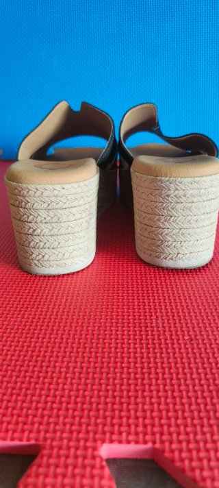 Sandalias Plataforma Negras y plataforma beige