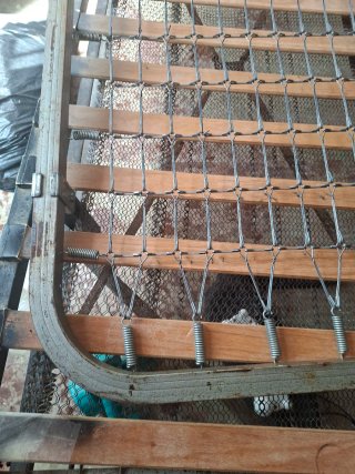Cama antigua de madera y metal