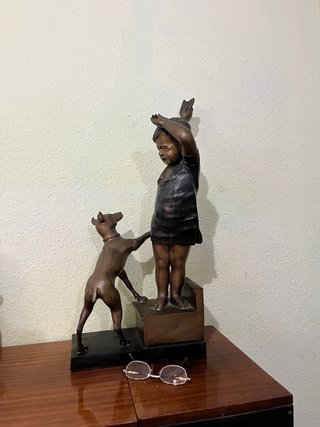 Escultura antigua niño y perro