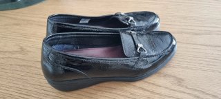 Zapatos 24 horas talla 40 negros.