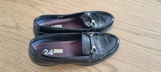 Zapatos 24 horas talla 40 negros.