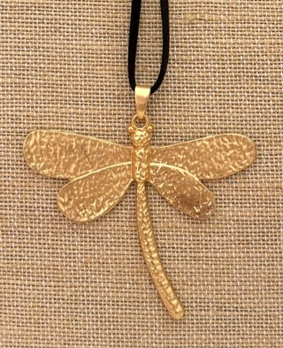 Colgante libélula dorada