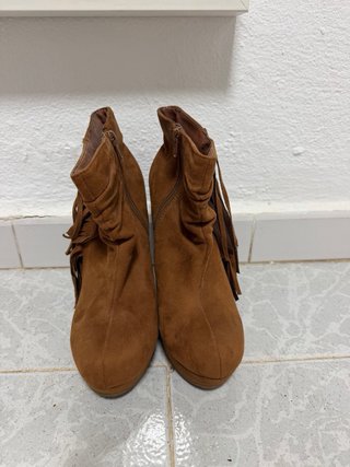 Botines marrones con flecos y cuña