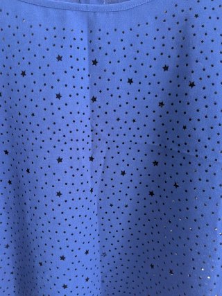 Blusa azul con detalles de estrellas