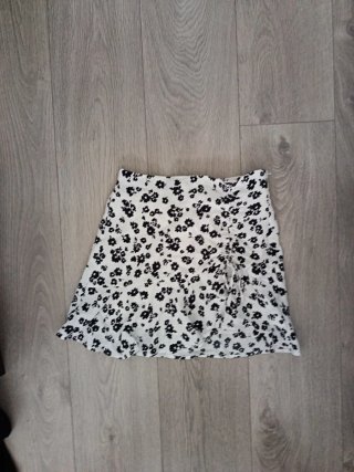 Falda floral blanca y negra