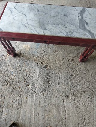 Mesa de mármol con marco de madera