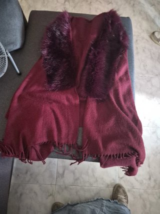 Chaqueta elegante roja con cuello de pelo