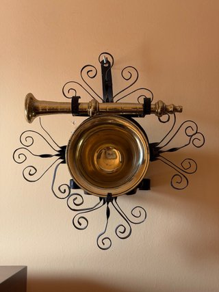 Almirez antiguo con soporte de pared