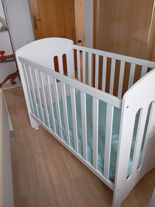 Cuna de bebé blanca con osito