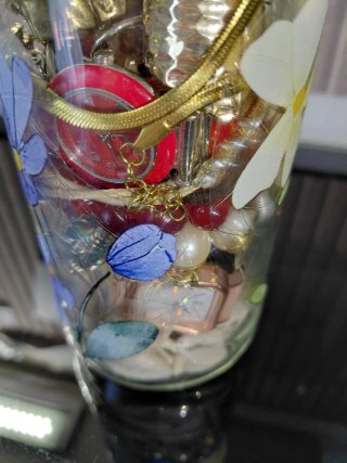 Tarro con joyas y relojes