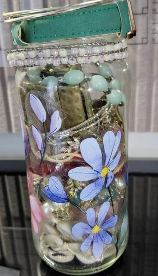 Tarro con joyas y relojes