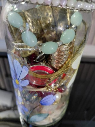 Tarro con joyas y relojes