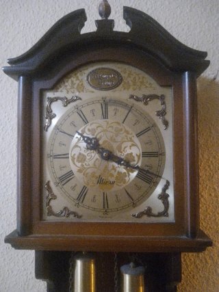 Reloj de pared antiguo de péndulo