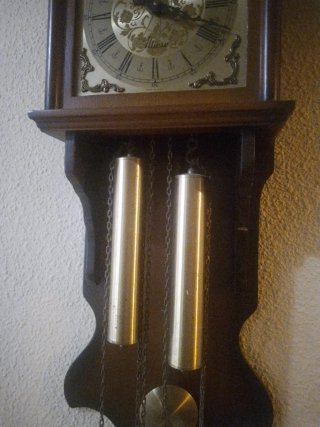Reloj de pared antiguo de péndulo