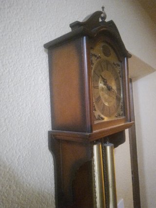 Reloj de pared antiguo de péndulo