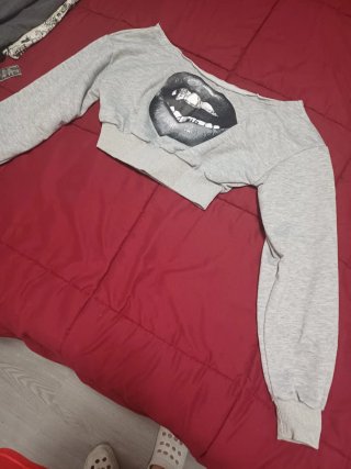 Sudadera crop top labios