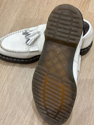 Mocasines Adrian Dr. Martens blancos con borlas.