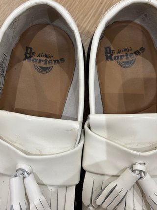 Mocasines Adrian Dr. Martens blancos con borlas.