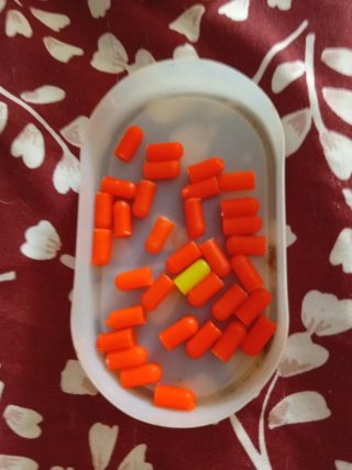 Balines de plástico naranja y amarillo