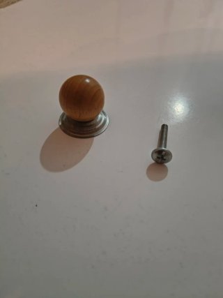 Tirador de puerta de madera y tornillo