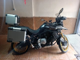 Voge 900 DSX Negra y Dorada