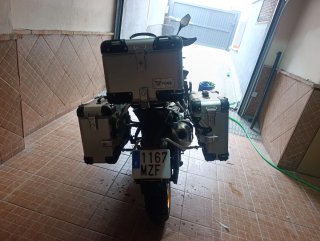 Voge 900 DSX Negra y Dorada